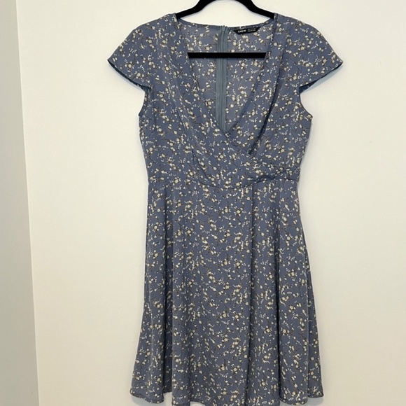 Periwinkle Blue Mini Floral Print Dress V-Neck Zipper Back Medium - Picture 3 of 12